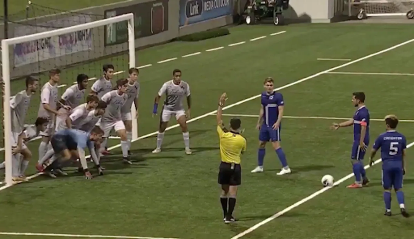 Свободный удар в футболе