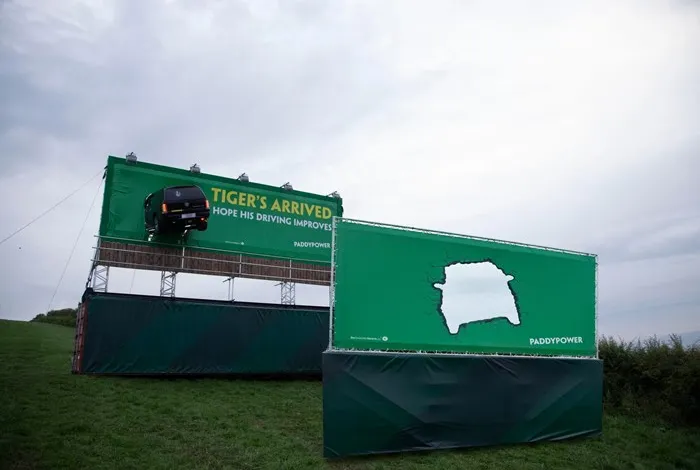 ÐÑÐºÐ¼ÐµÐºÐµÑ Paddy Power попÑивеÑÑÑвовал ТайгеÑа ÐÑдÑа билбоÑдом Ñ ÑазбиÑой маÑиной