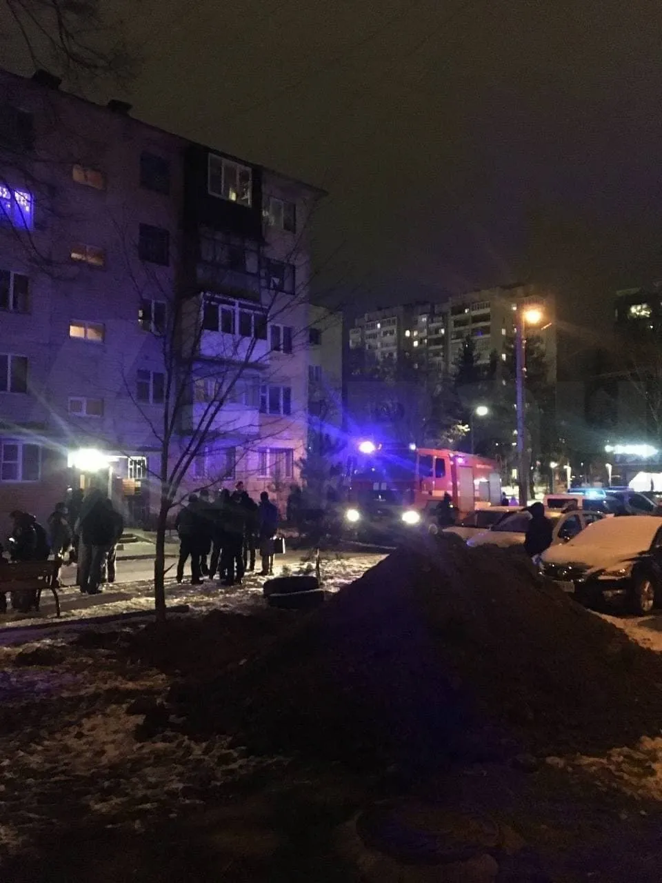 Фото возле дома Папича после прибытия экстренных служб