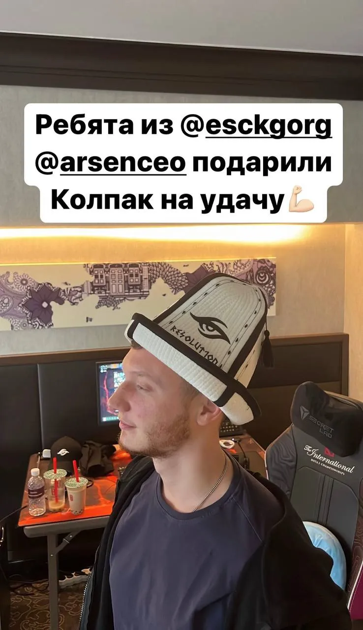 Игрокам Team Secret подарили кыргызские калпаки на TI11