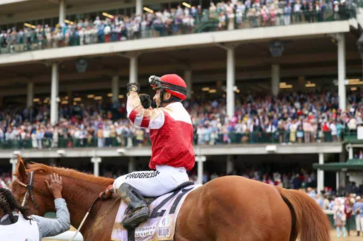 Сенсация на скачках Kentucky Derby! Безнадежный аутсайдер выиграл забег и вошел в историю