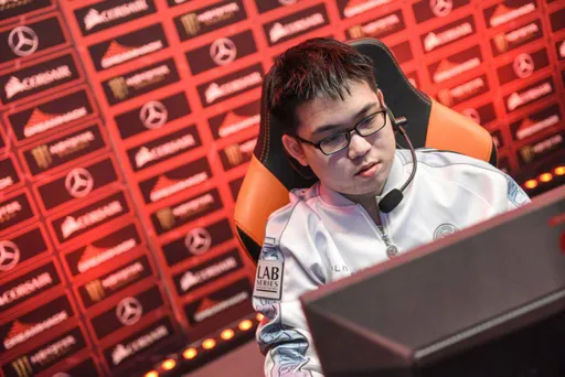 Noxville призвал наказать Emo за неуважение к EG