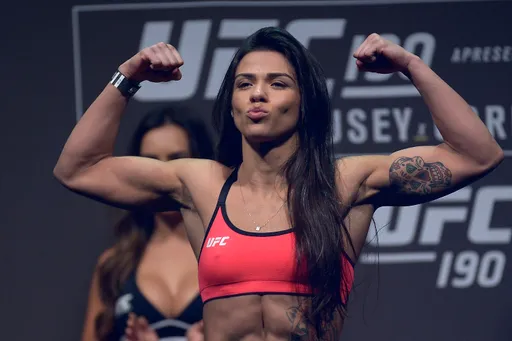 Клаудия Гаделья — сексуальная экс-претендентка на чемпионский пояс UFC, объявившая о завершении карьеры