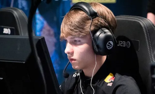 M0NESY кикнули с хаба NaVi на FACEIT — он был его лицом