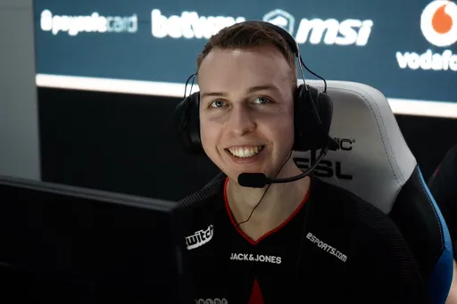 Astralis разгромила AGO в группе D на EPL Season 15