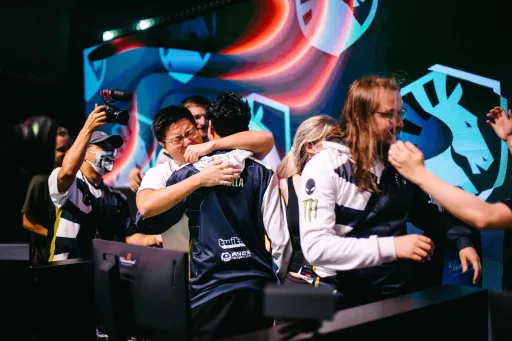 Фанаты Dota 2 раскритиковали организаторов TI11 за отсутствующие кабинки на сцене