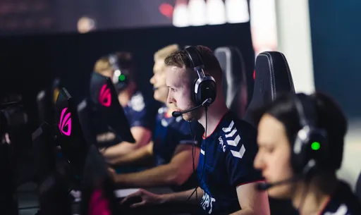 Astralis и FaZe Clan вышли в плей-офф Roobet Cup 2022