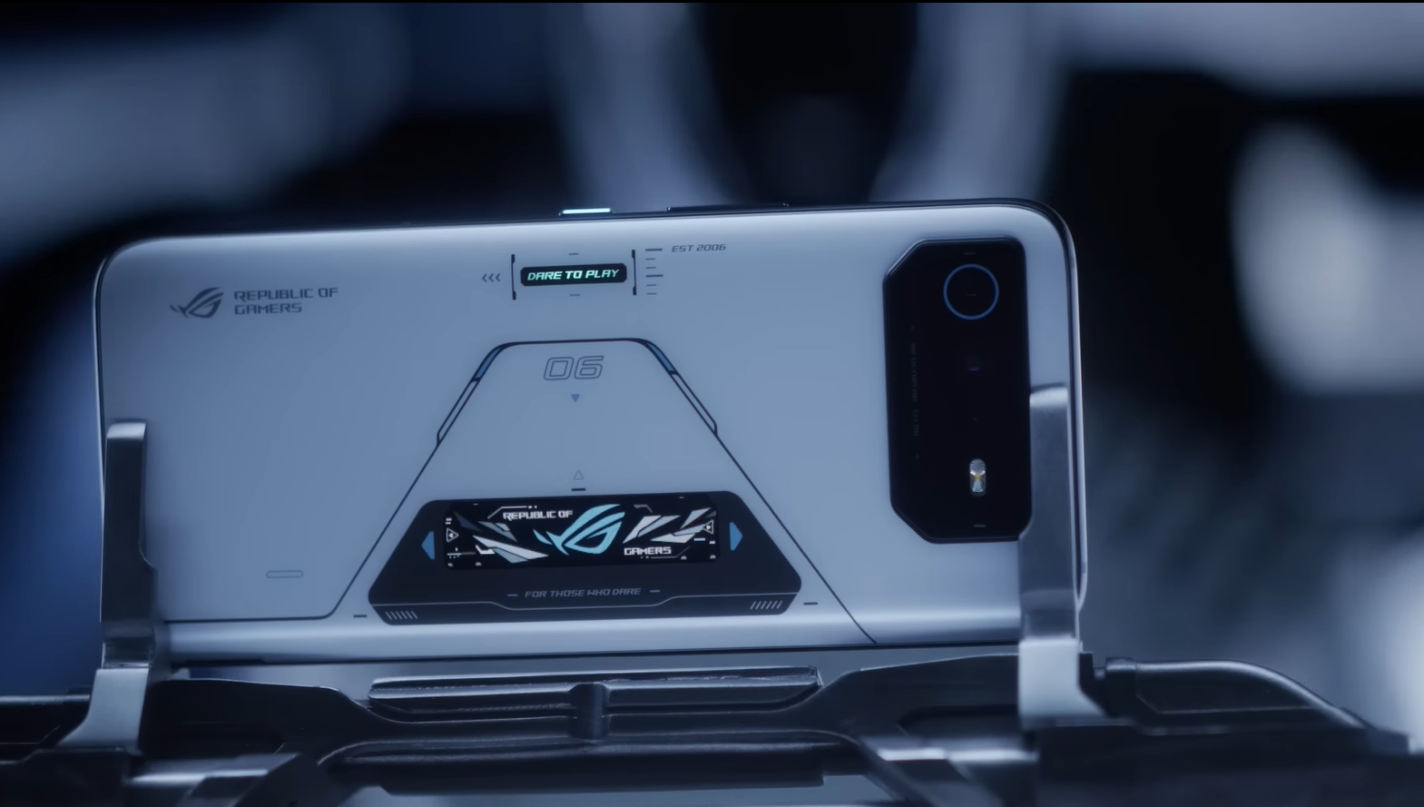 ASUS выпустит мощные игровые смартфоны ROG Phone 6 с навесной системой охлаждения