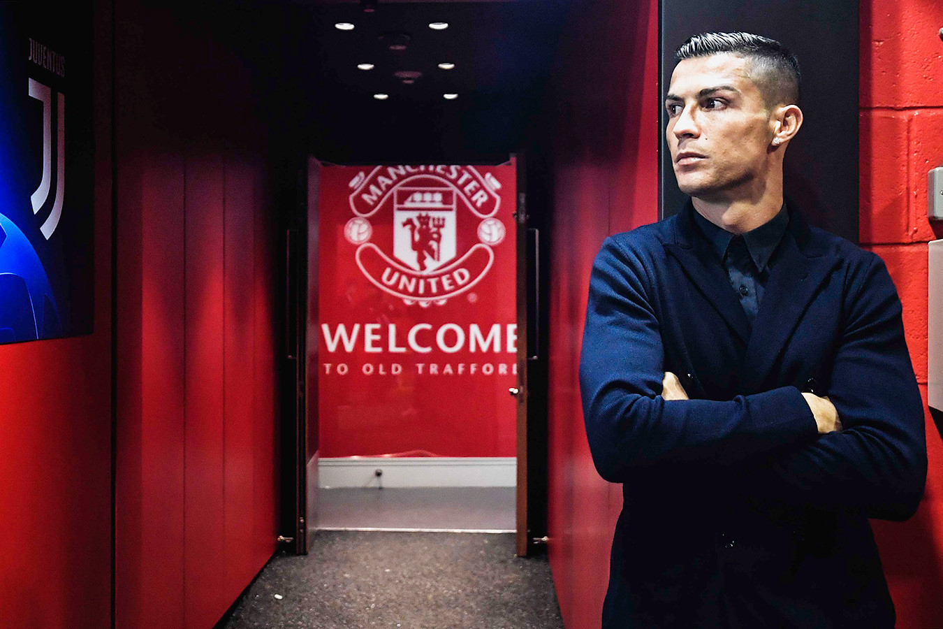 «Манчестер Юнайтед» снял постер с Роналду с фасада домашнего стадиона