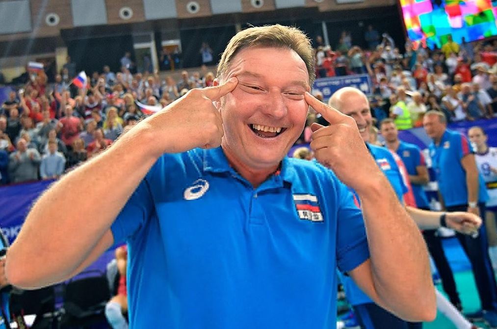 На тренера сборной России подадут жалобу за расистский жест