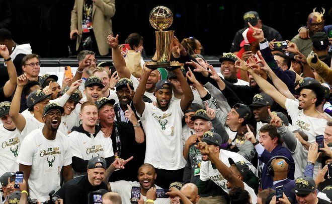 «Милуоки Бакс» впервые с 1971 года стал чемпионом НБА, выиграв в финале у клуба «Финикс Санз»