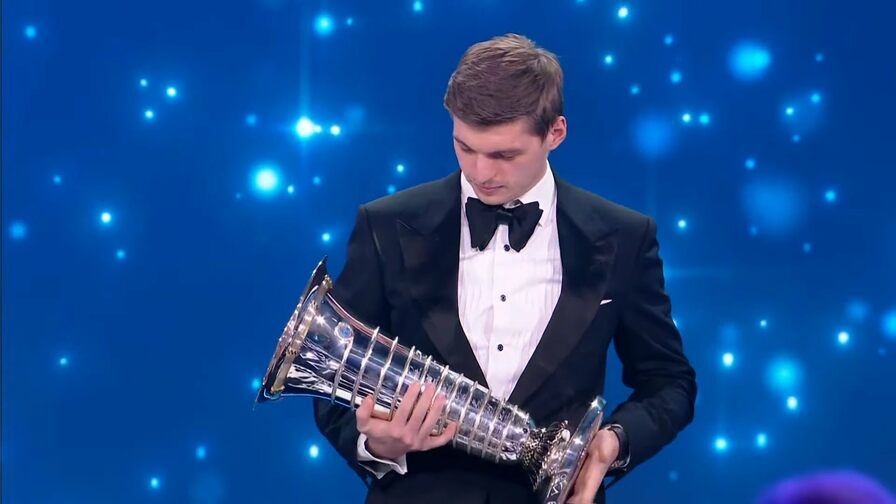 Макс Ферстаппен получил чемпионский кубок «Формулы-1» сезона-2021