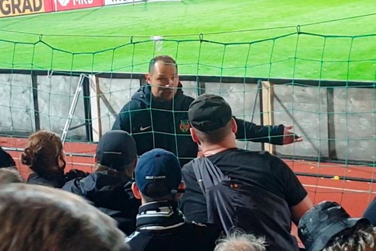 Игнашевич на повышенных тонах пообщался с фанатами «Торпедо» после поражения от «Шинника»