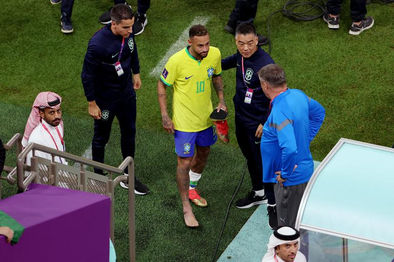 Неймар травмировал голеностоп в стартовом матче Бразилии на ЧМ-2022 