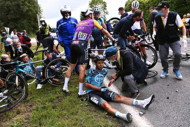 Французская полиция арестовала женщину, ставшую виновницей массовой аварии на «Тур де Франс»