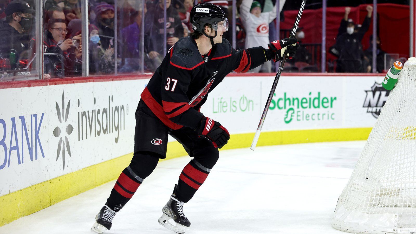 Андрей Свечников в свой день рождения оформил дубль и помог «Каролине» разгромить «Сент-Луис» в матче НХЛ