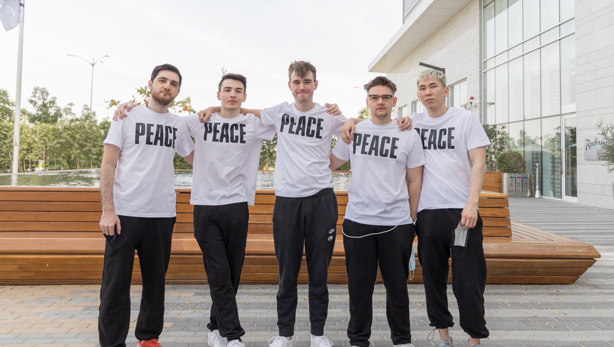 Team Spirit в футболках с надписью «Мир»