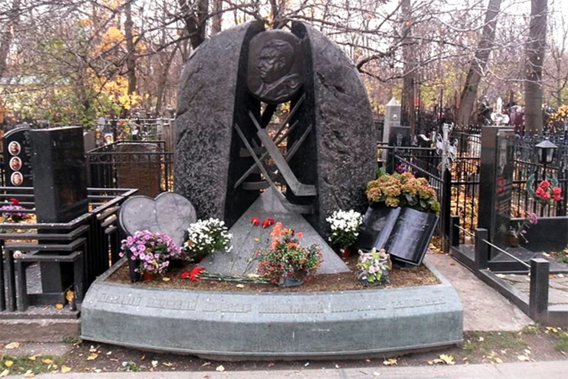 Памятник Тарасову