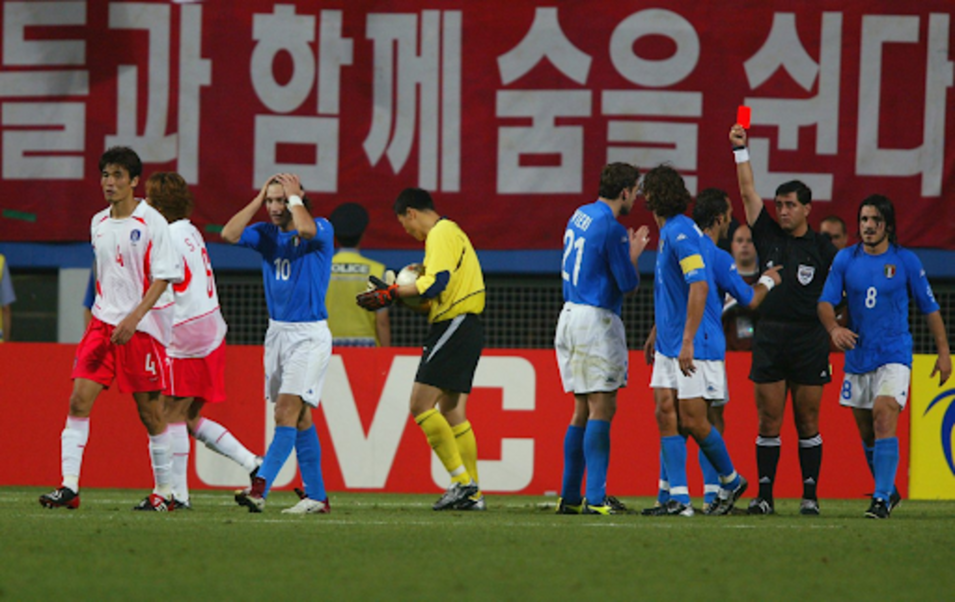 Карточки в матче Италия - Корея