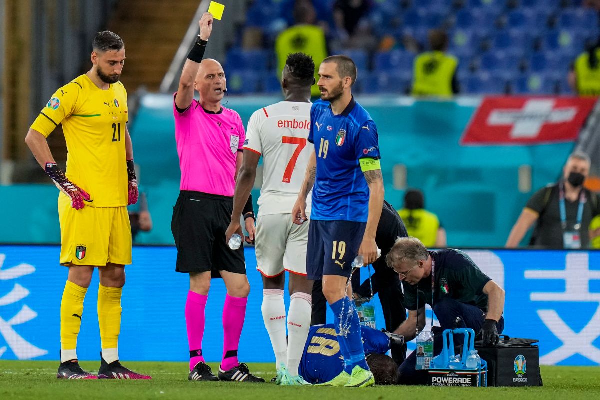 Жёлтая карточка в матче Италия – Швейцария